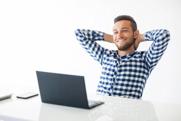 Hombre relajado sentado con el ordenador portátil —  Fotos de Stock