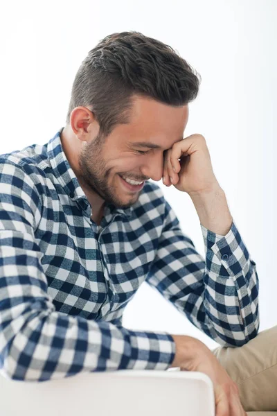 Homme timide souriant en chemise à carreaux — Photo