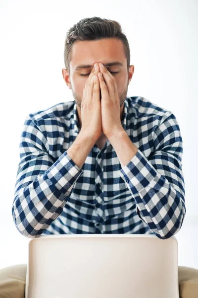 Stresset mann lukket ansikt for hånd – stockfoto