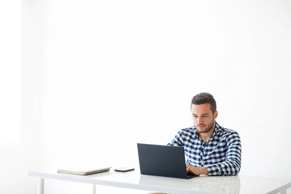 Hombre guapo escribiendo en el ordenador portátil — Foto de Stock