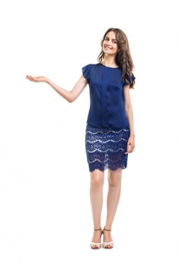 Genç güzel kadın izole üzerinde beyaz arka plan sunulması