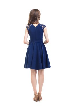 Mavi elbiseli genç güzel kadın arkadan görünüm