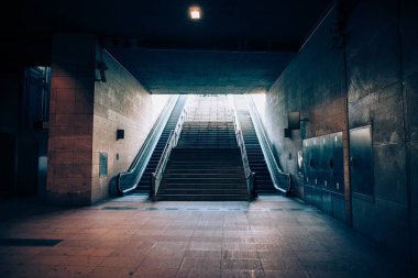 Yeraltı metro ile çıkmak