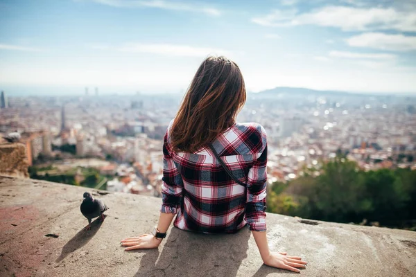 Junge Frau genießt die Stadt Barcelona — Stockfoto