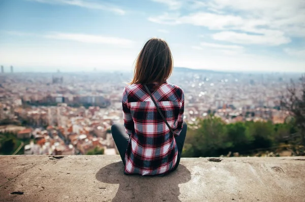 Junge Frau genießt die Stadt Barcelona — Stockfoto