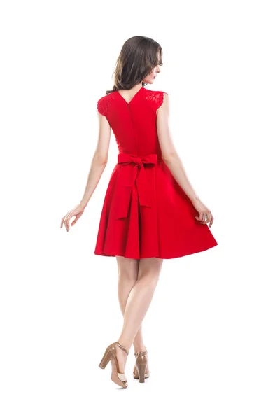Baksidan på ung vacker kvinna i röd klänning — Stockfoto