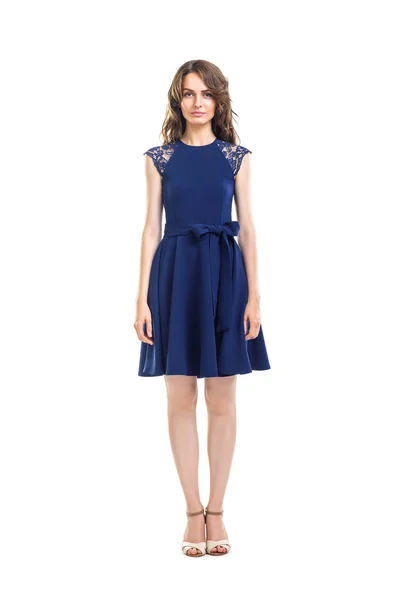 Volledige lengte portret van jonge mooie vrouw in blauwe jurk — Stockfoto