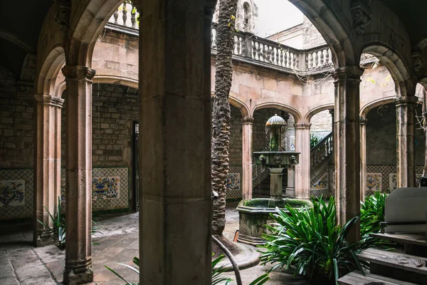 Innenhof eines gotischen Gebäudes in Barcelona — Stockfoto