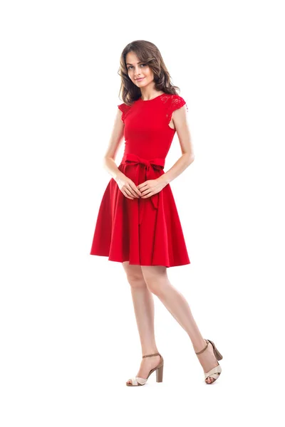 Щаслива красива жінка в червоній сукні ізольована на білому тлі — стокове фото