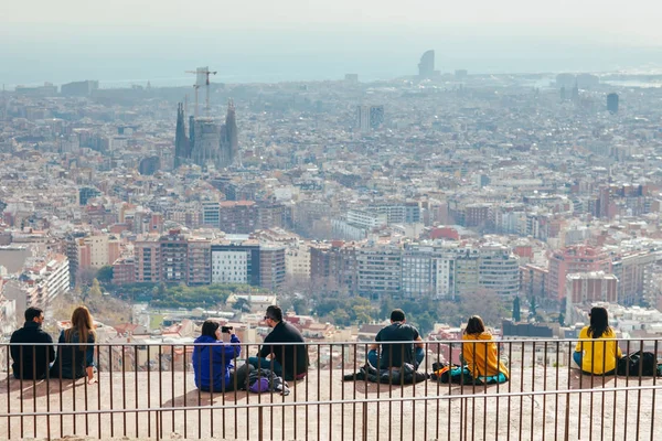 Az emberek nézni a panorámát a Barcelona — Stock Fotó