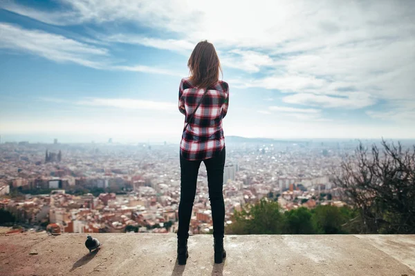 Ung kvinna njuta av Barcelona city — Stockfoto