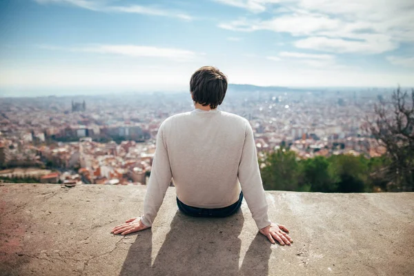 Jonge man genieten van uitzicht op de stad Barcelona — Stockfoto