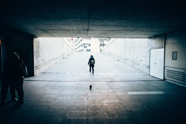 Silhouette vid utloppet av underjordiska tunnelbanan — Stockfoto