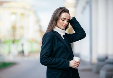 Güzel bir kadınla kahve şehirdeki sokak