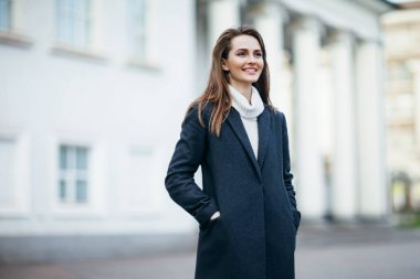 Şehirde güzel kadın sokak gülüyor