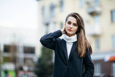 Şehrin günbatımı zaman sokak poz güzel kadın portre