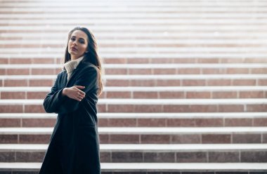 Yeraltı Merdivenlerin üzerinde tek başına duran seksi güzel kadın