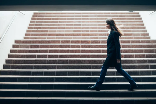 Женщина идет по подземной лестнице — стоковое фото