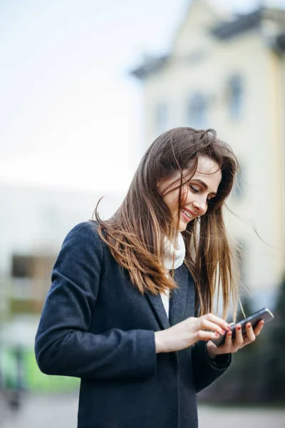 Gelukkige vrouw op de straat met mobiele telefoon schrijven sms stad — Stockfoto