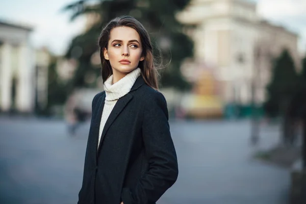 Nahaufnahme hübsches Frauenporträt posiert auf der Straße der Stadt — Stockfoto