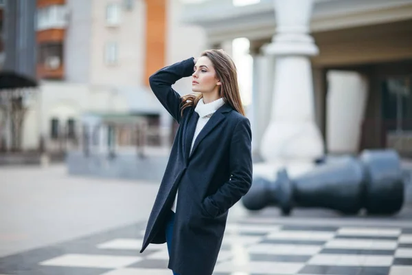 Jovem bela mulher posando na rua da cidade — Fotografia de Stock