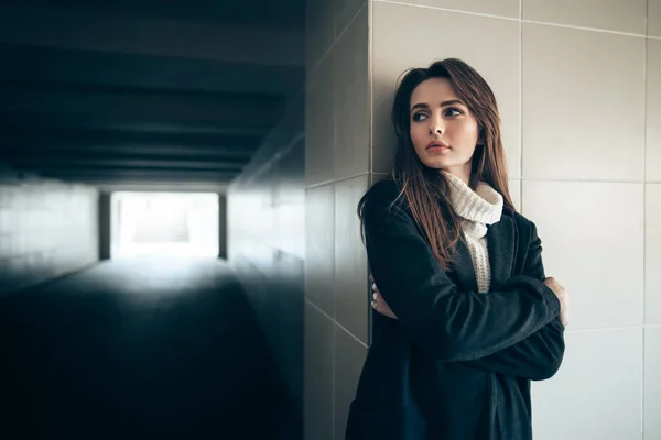 Hermosa mujer solitaria en un túnel subterráneo — Foto de Stock