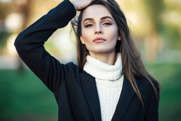 Joven hermosa mujer retrato en la ciudad — Foto de Stock