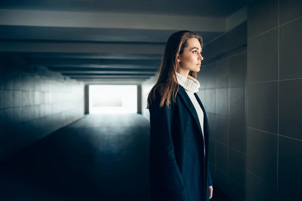 Hermosa mujer solitaria en un túnel subterráneo —  Fotos de Stock