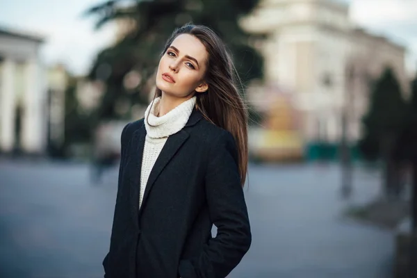 Close up pretty woman portrait posing in the city street — Stock Photo, Image
