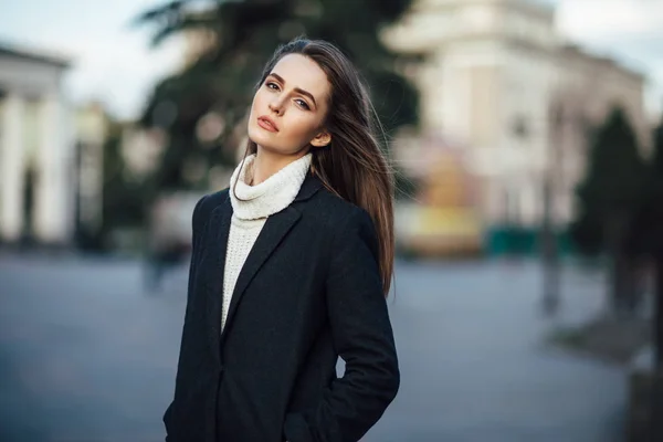 Primer plano retrato de mujer bonita posando en la calle de la ciudad — Foto de Stock