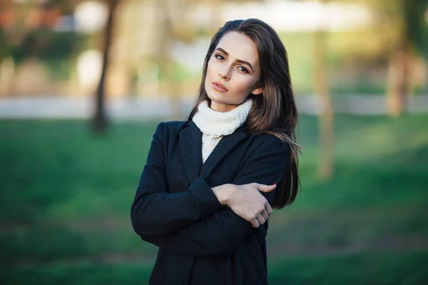 Joven hermosa mujer retrato posando en el parque de la ciudad al atardecer —  Fotos de Stock