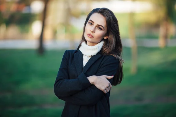 Jeune belle femme portrait posant dans le parc de la ville sur le coucher du soleil — Photo