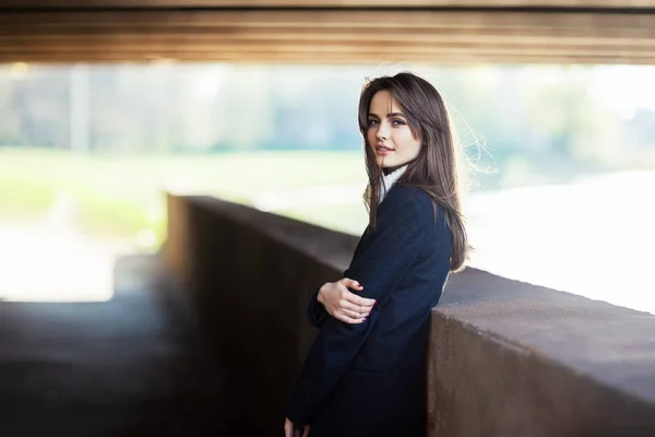 Mulher de pé sob a ponte — Fotografia de Stock