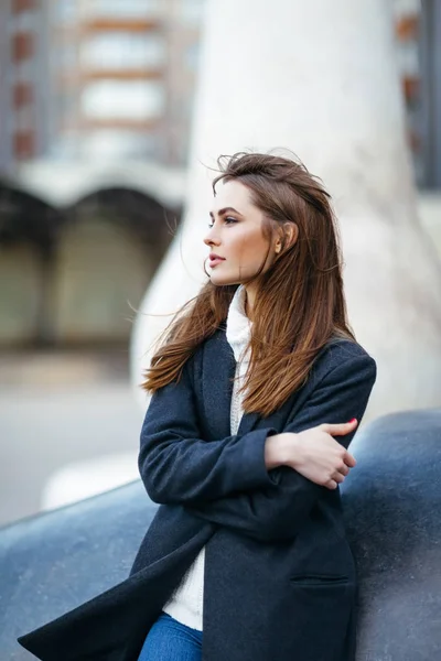 Beautiful lonely woman in city street — Stock Photo, Image