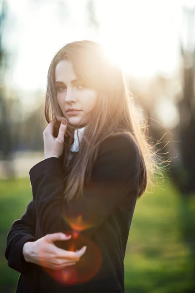 Schöne Frau im Stadtpark — Stockfoto