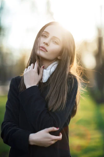 Beautiful woman in city park — Stock Photo, Image