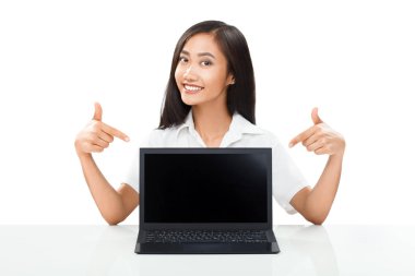 Asyalı kadın laptop monitör için işaret