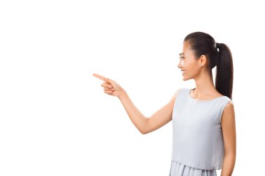 bir şeye işaret eden kadın