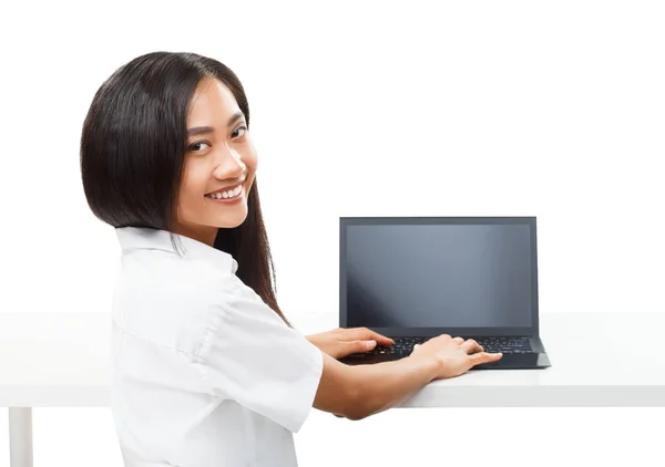 Asyalı kadın siyah dizüstü bilgisayarda yazarak — Stok fotoğraf