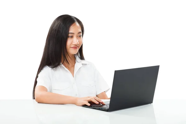 Mulher asiática digitando no laptop preto — Fotografia de Stock