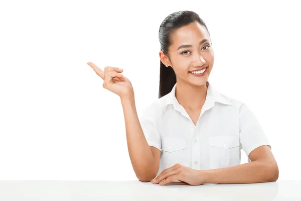 Jonge Aziatische vrouw wijzende vinger — Stockfoto