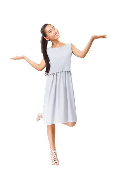 Mulher asiática no vestido e saltos altos — Fotografia de Stock