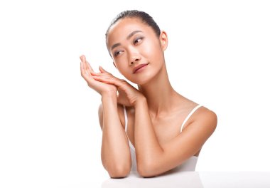 Yüzünü hayal ile gülümseyen kız