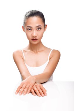  Masada oturan genç bayan.