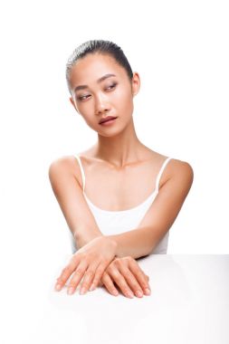  Masada oturan genç bayan.