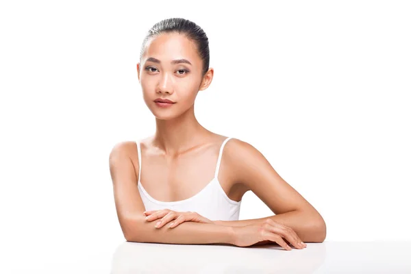 Jeune femme assise à table — Photo