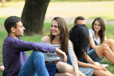 arkadaşlarım parkta eğleniyor