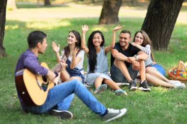 Parkta hafta sonu harcama arkadaş