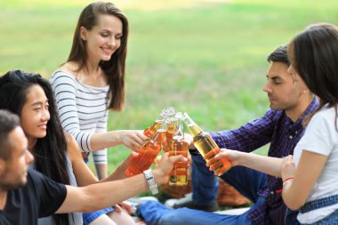 arkadaşlar şişe bira ile sorun 