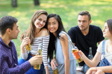 gülümseyen arkadaşlar bira içmek